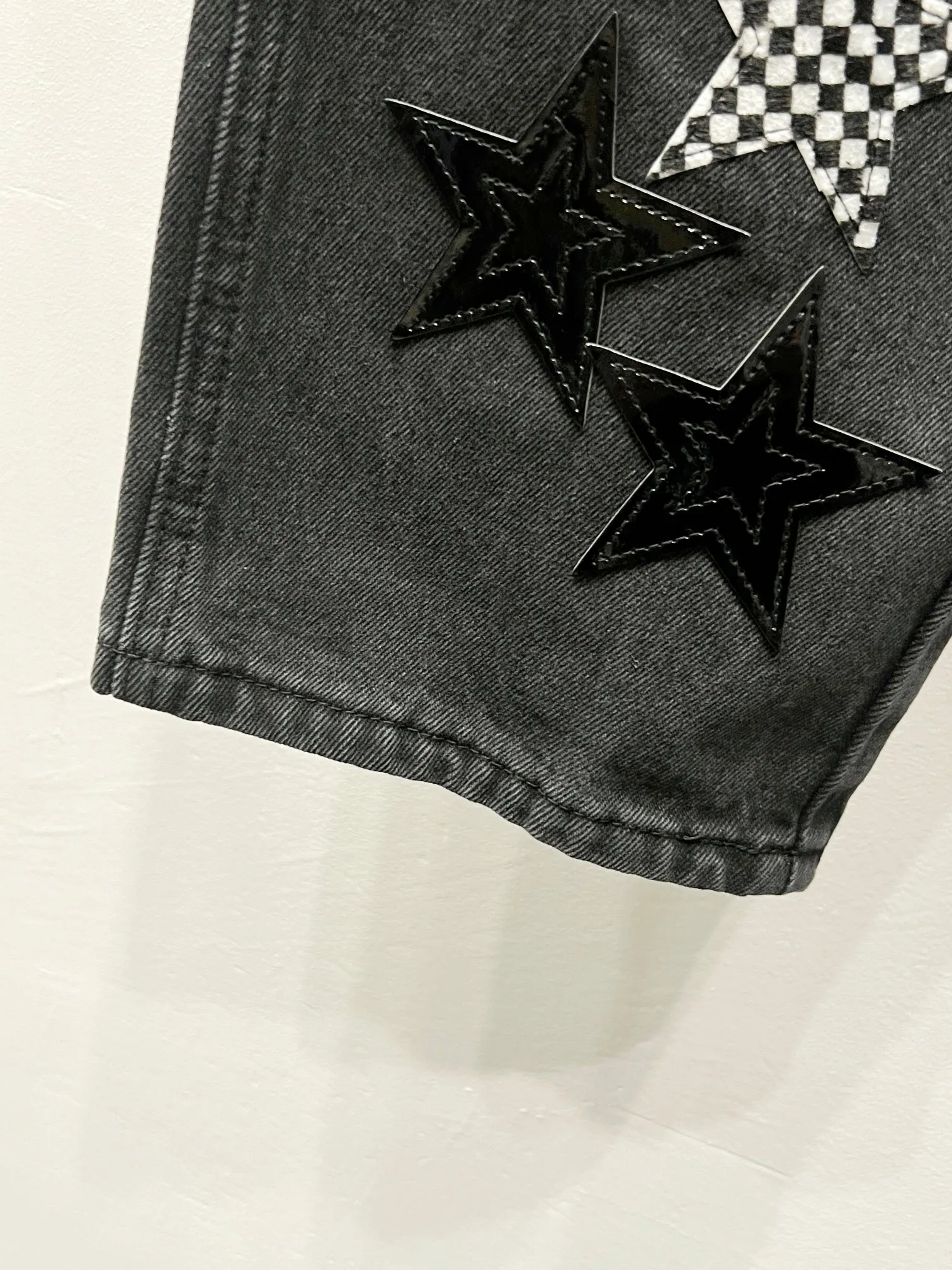 P260 Style No.: (W010) Chrome Hearts & Chrome Hearts 25FW CH workwear logging black five-pointed star splicing leather limited edition cow king jeans Chrome Hearts is the most popular color pants. It is made of beaded canvas fabric. Heavy washing makes the upper body of the fabric more textured and the pants are tall and straight! The three-dimensional cutting of the whole trousers is a masterpiece! The hardware is customized by zp. The beaded canvas fabric is thick and soft after being washed. It has good breathability. Customized small leather label. Unique design. The details are simple and elegant, and the workmanship is exquisite. The whole trousers are neatly routed and the details are in place! It��s so cool that both men and women can easily control the genderless trend!  Size: 30-32-34-36 Color: black